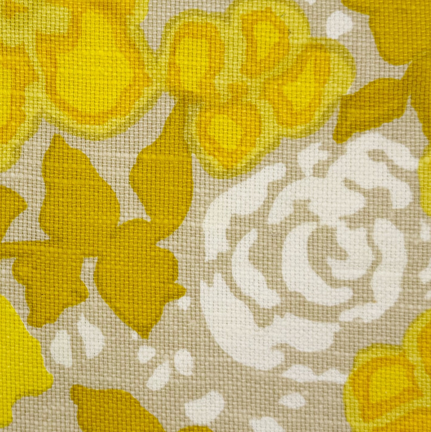 Bee Round Ornament with Fabric